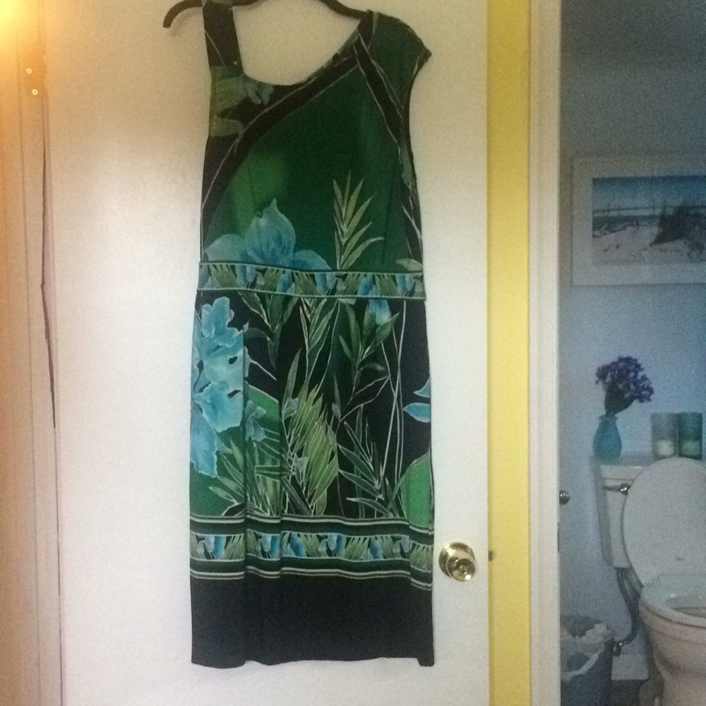 HOT DEAL (4 for 25) Pretty green midi dress